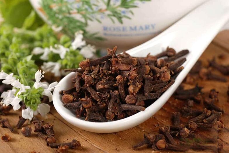 Clove against parasites